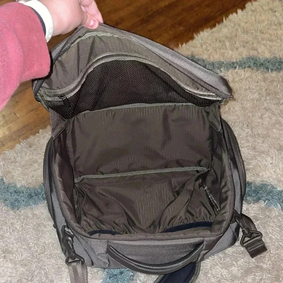 Tumi Travel Briefcase Laptop Bag Expandable Business Commute Carry On - Picture 6 of 9